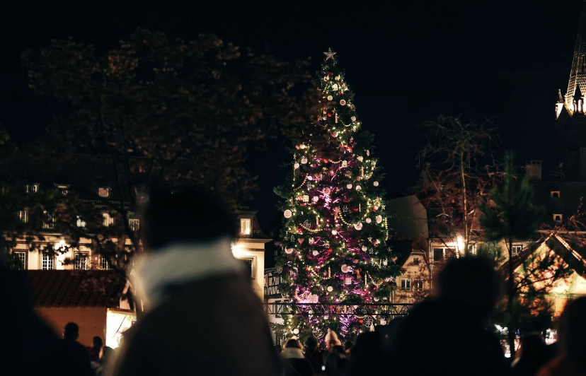 marché de Noel en Alsace. décoration de Noel responsables